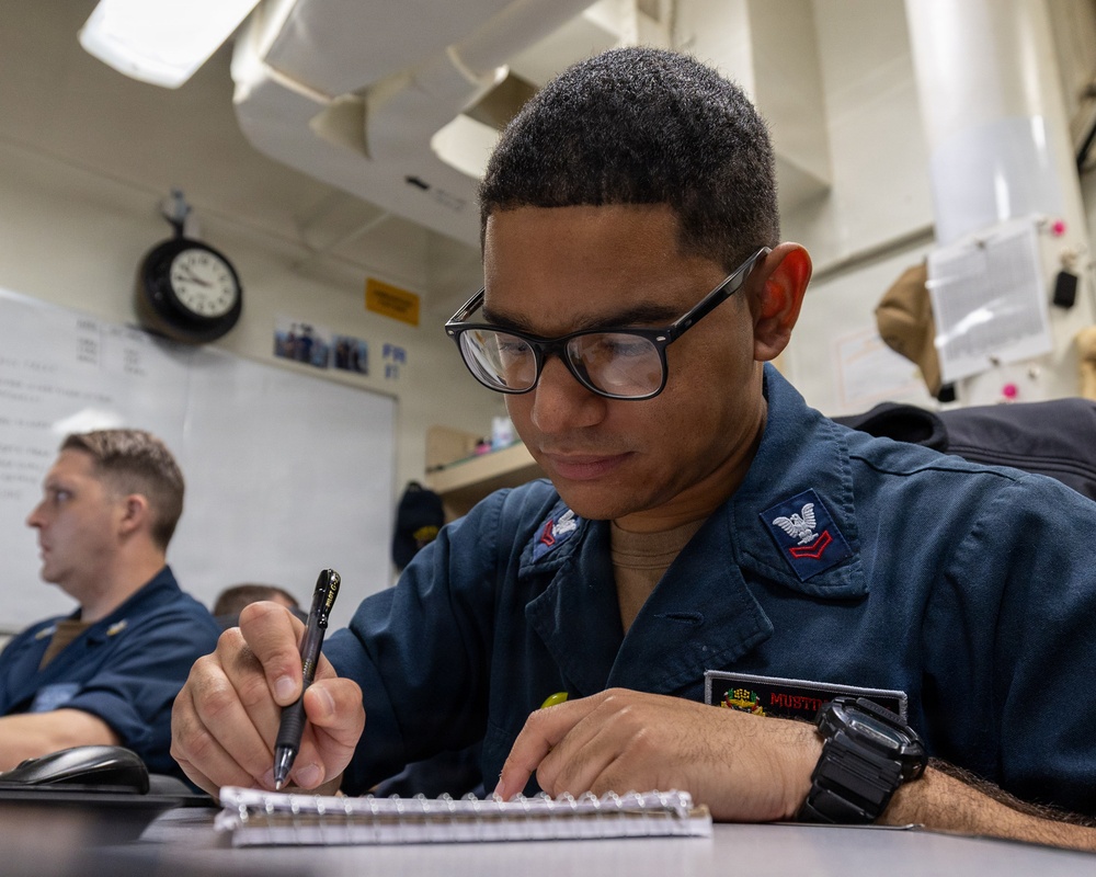 USS Mustin conducts routine operations