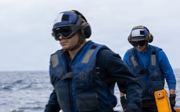 USS Mustin conducts flight operations