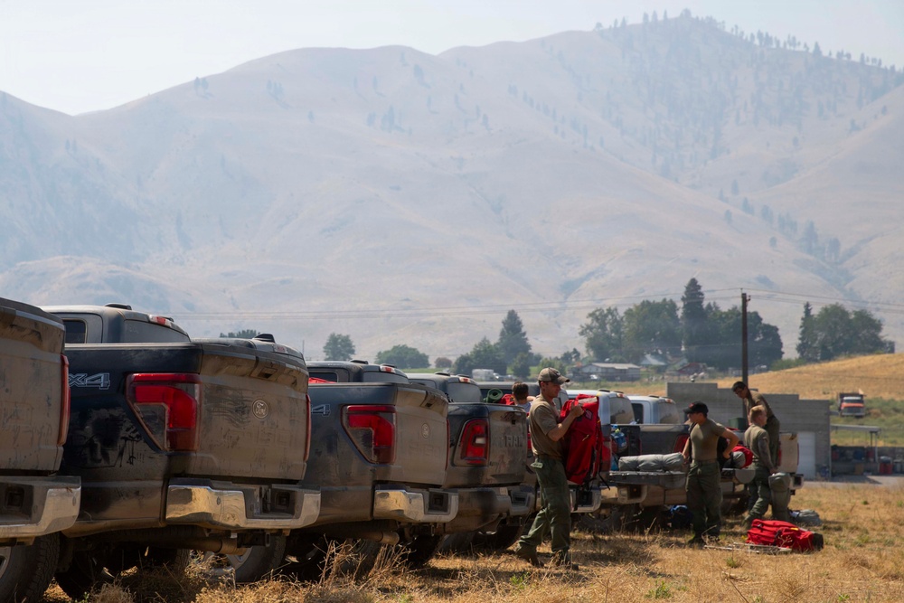 U.S. Army Soldiers from 7th Infantry Division activated as wildland firefighters on the Little Giant Fire