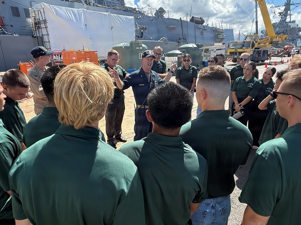 USS Carl M. Levin hosts University of Hawaii NROTC