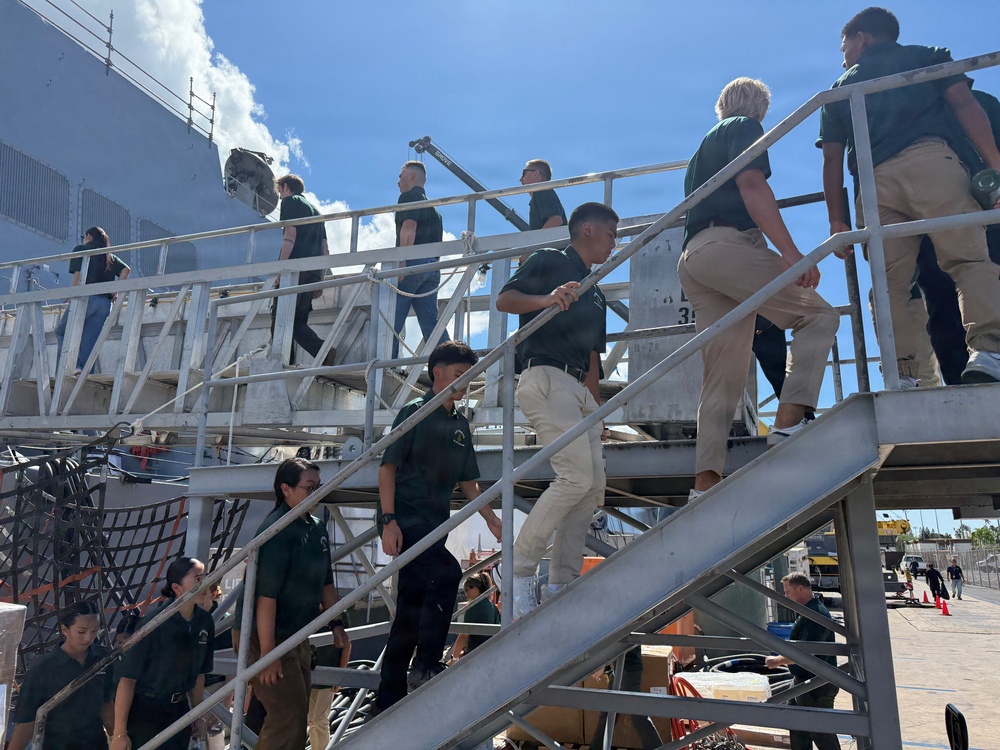 USS Carl M. Levin hosts University of Hawaii NROTC