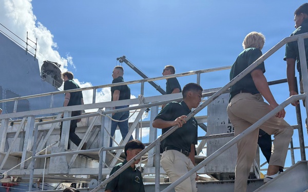 USS Carl M. Levin hosts University of Hawaii NROTC