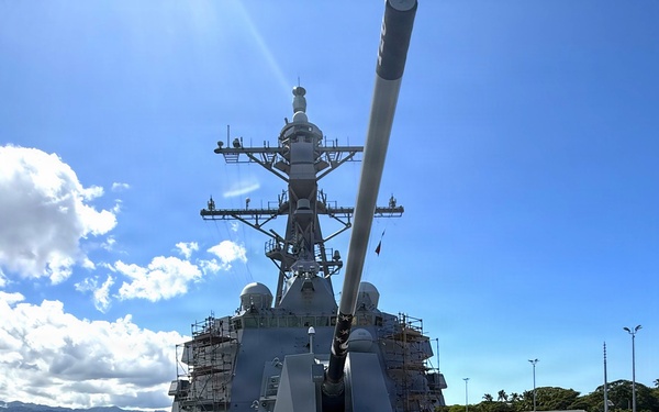 USS Carl M. Levin hosts University of Hawaii NROTC