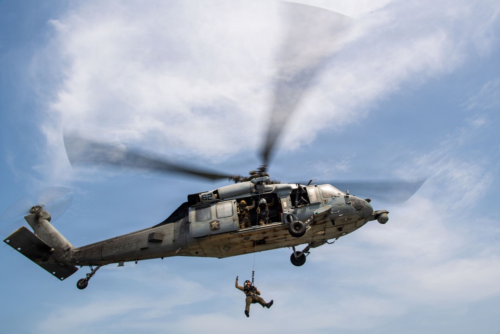 USS Boxer, HSC-21 Conduct Hoist Training