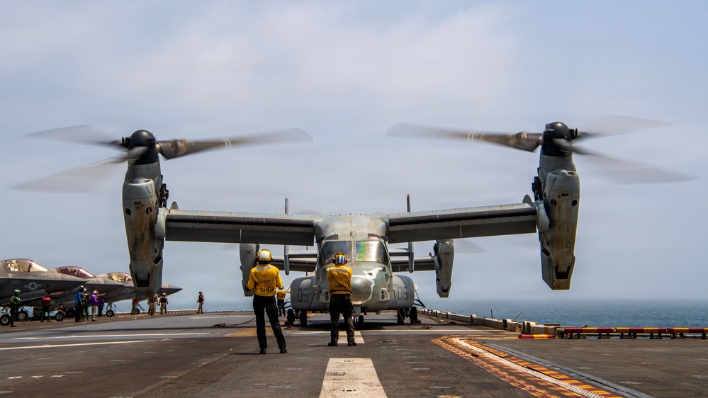 USS Boxer, 11th MEU Conduct Flight Operations