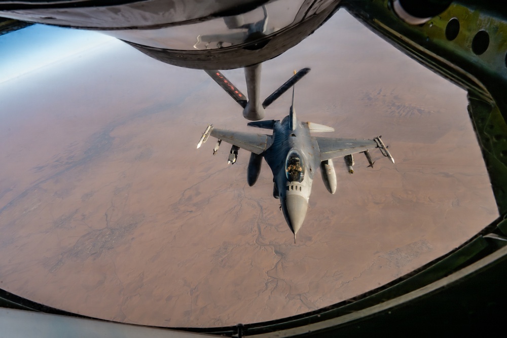 KC-135 refuels F16s in CENTCOM