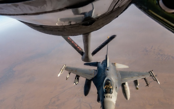 KC-135 refuels F16s in CENTCOM