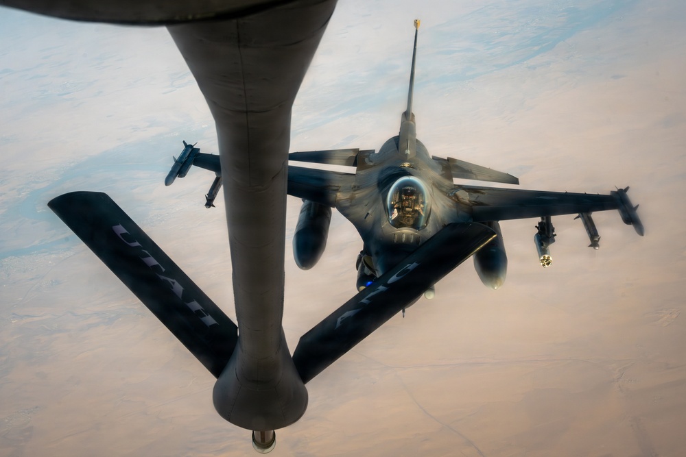 KC-135 refuels F16s in CENTCOM