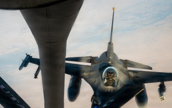 KC-135 refuels F16s in CENTCOM