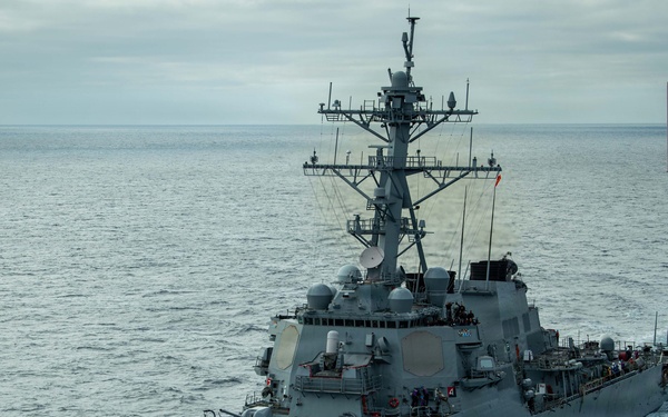 USS Carl Vinson (CVN 70) conducts an underway replenishment with USS Barry (DDG 52)
