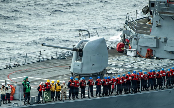 USS Carl Vinson (CVN 70) conducts an underway replenishment with USS Barry (DDG 52)