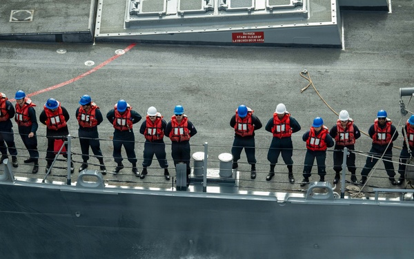 USS Carl Vinson (CVN 70) conducts an underway replenishment with USS Barry (DDG 52)