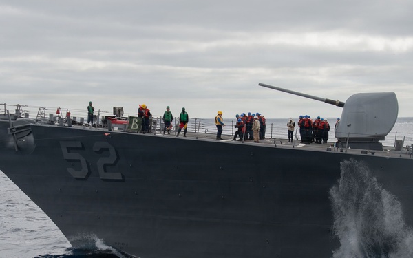 USS Carl Vinson (CVN 70) conducts underway replenishment with USS Barry (DDG 52)