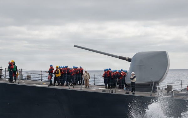 USS Carl Vinson (CVN 70) conducts underway replenishment with USS Barry (DDG 52)
