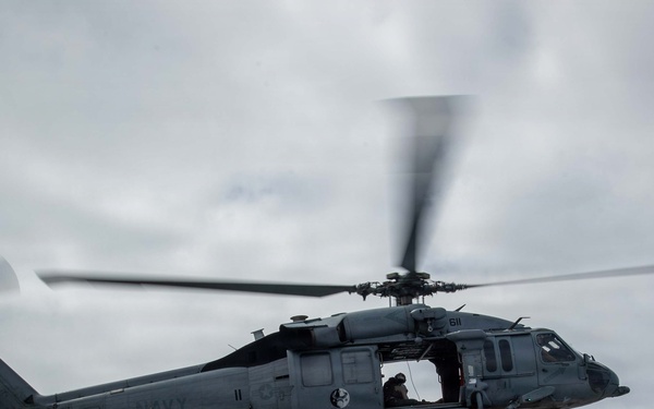 USS Carl Vinson (CVN 70) conducts a vertical replenishment with USS Barry (DDG 52)