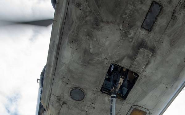 USS Carl Vinson (CVN 70) conducts a vertical replenishment with USS Barry (DDG 52)
