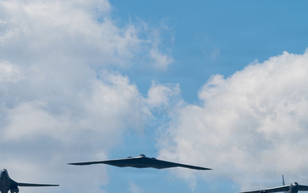 B-2 Spirit soars above IndyCar Freedom 250 Grand Prix