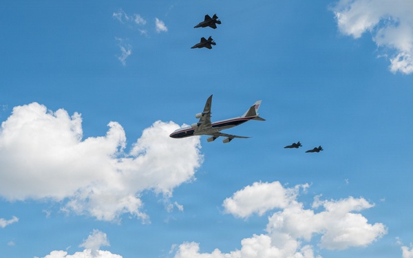 B-2 Spirit soars above IndyCar Freedom 250 Grand Prix