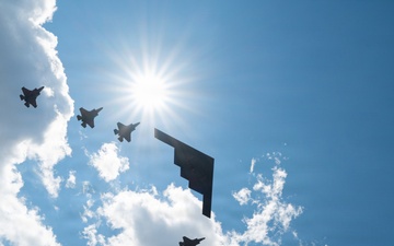 B-2 Spirit soars above IndyCar Freedom 250 Grand Prix