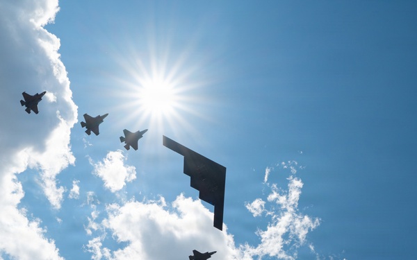 B-2 Spirit soars above IndyCar Freedom 250 Grand Prix