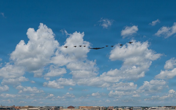 B-2 Spirit soars above IndyCar Freedom 250 Grand Prix