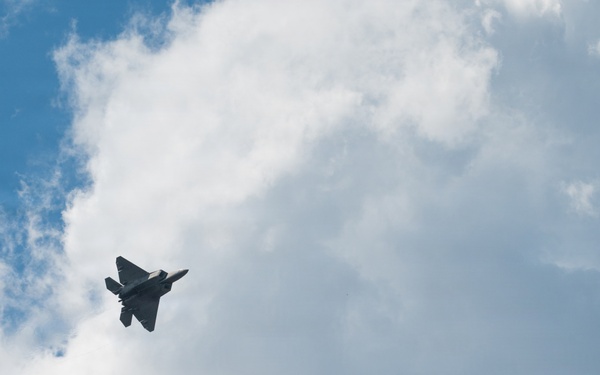 B-2 Spirit soars above IndyCar Freedom 250 Grand Prix