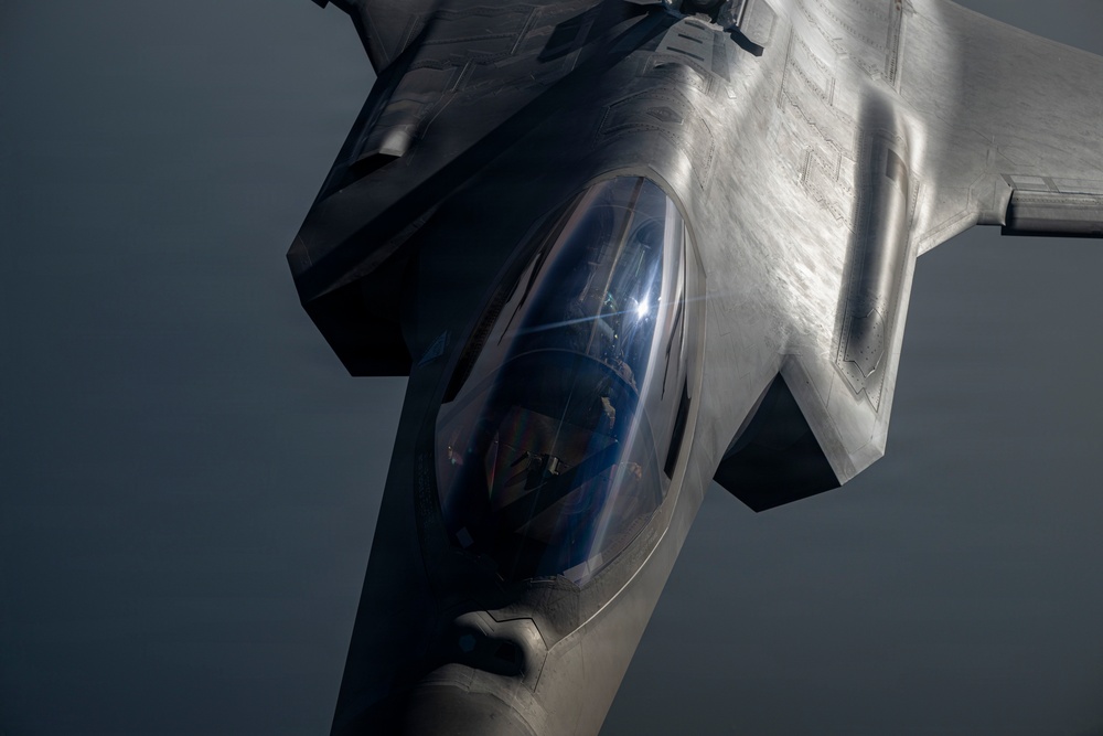 F35s refuel and patrol CENTCOM AOR