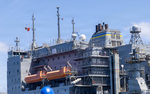 USS Mustin conducts replenishment-at-sea with USNS Alan Shepard