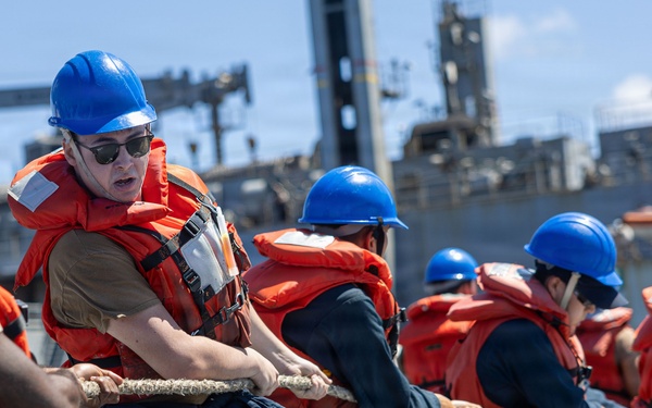 USS Mustin conducts replenishment-at-sea with USNS Alan Shepard