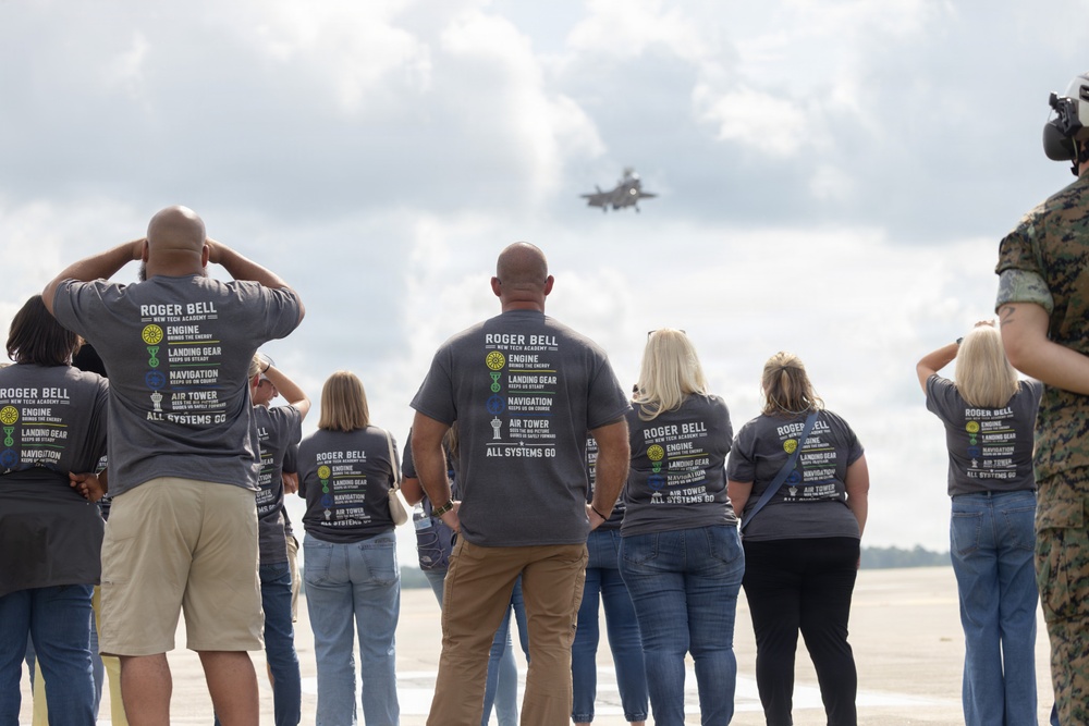 Roger Bell New Tech Academy visits VMFA-231