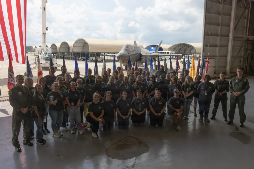 Roger Bell New Tech Academy visits VMFA-231
