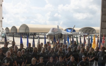 Roger Bell New Tech Academy visits VMFA-231