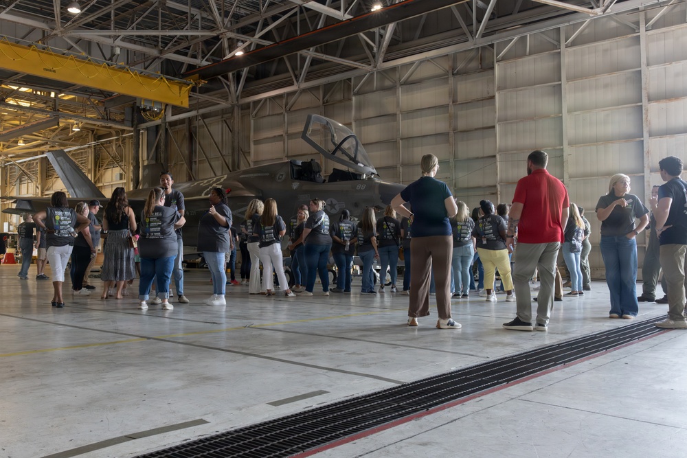 Roger Bell New Tech Academy visits VMFA-231
