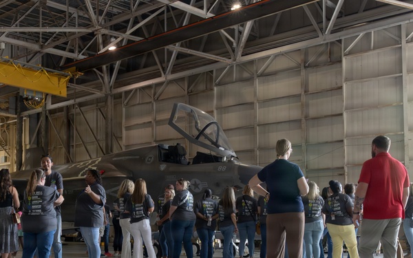 Roger Bell New Tech Academy visits VMFA-231