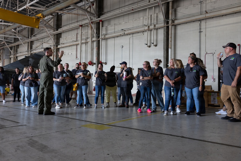 Roger Bell New Tech Academy visits VMFA-231