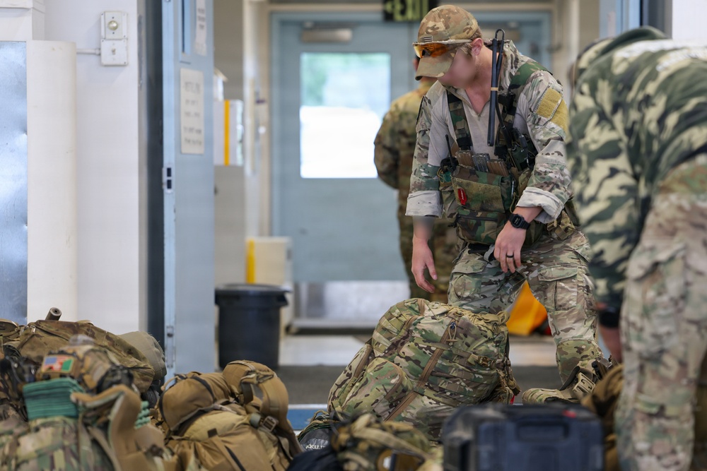 Green Berets, Alaska Army National Guard air crew perform RAPIDS infil to St. Lawrence Island during Operation Polar Dagger
