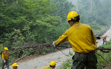Active-duty U.S. Army Soldiers from 7th Infantry Division activated as wildland firefighters on the Little Giant Fire
