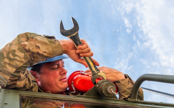 258th CAOS Airmen teardown mobile air traffic control tower