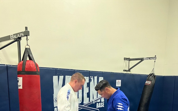 ESG 7 Sailors and Marines conduct a jiu-jitsu session