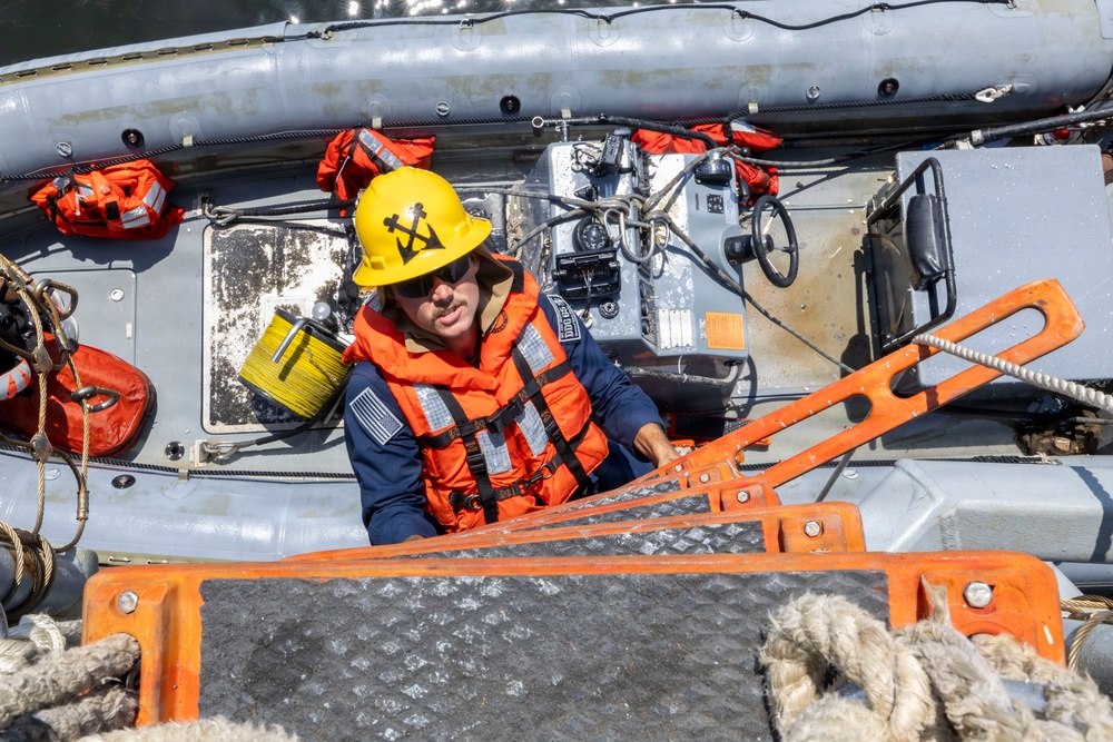 DDG 65 Conducts Small Boat Operations