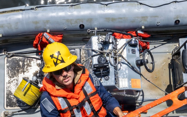 DDG 65 Conducts Small Boat Operations