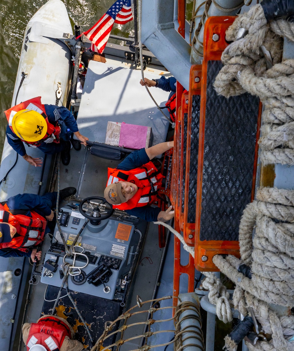 DDG 65 Conducts Small Boat Operations