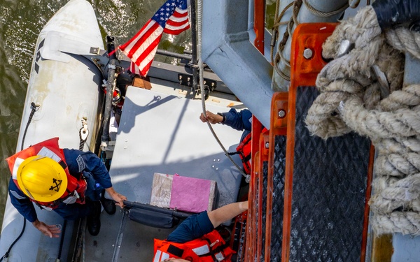 DDG 65 Conducts Small Boat Operations