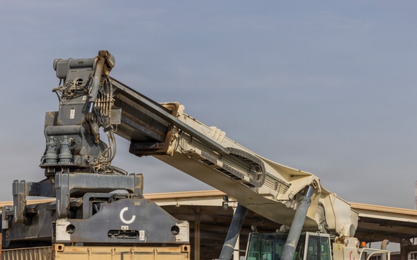 401AFSB Soldiers complete container handler certification