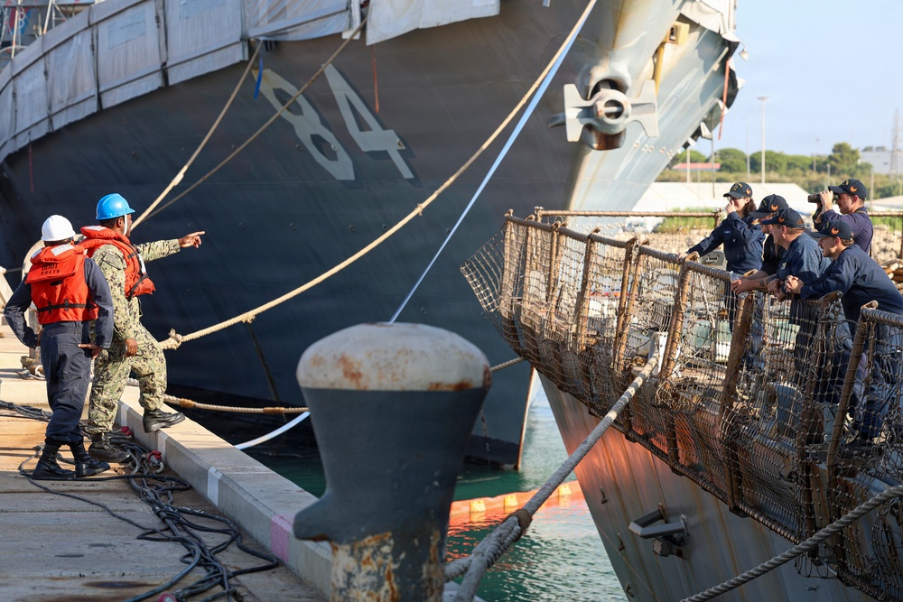 USS Oscar Austin Condutcs Berth Shift