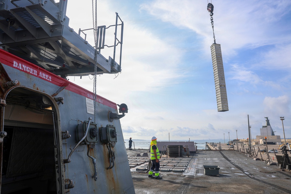 USS Oscar Austin Conducts Ammo Onload