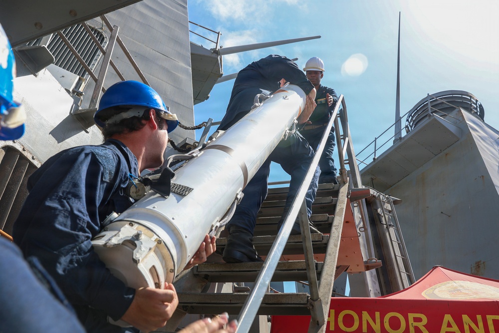 USS Oscar Austin Conducts Ammo Onload