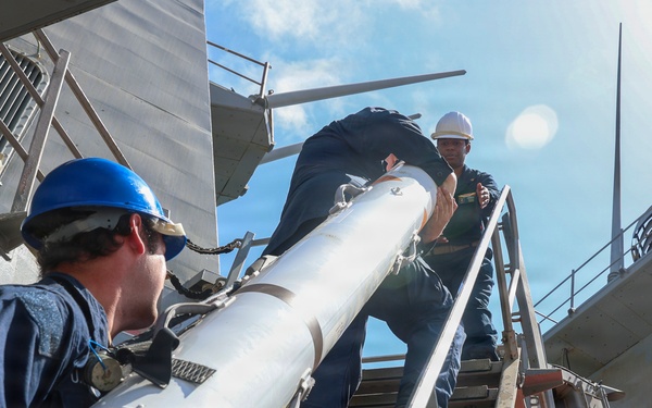 USS Oscar Austin Conducts Ammo Onload