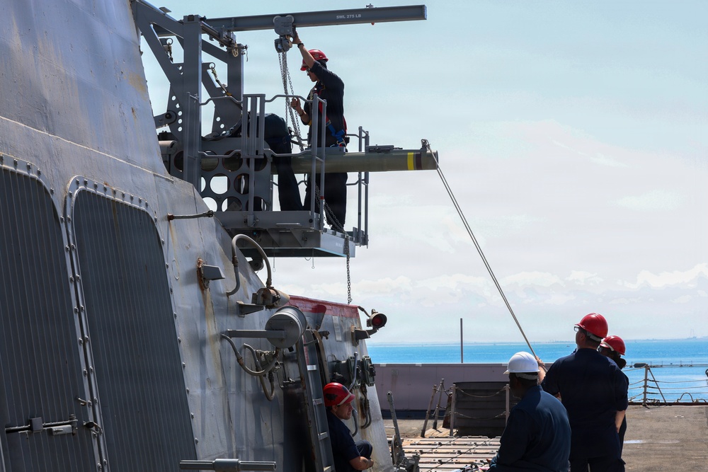 USS Oscar Austin Conducts Ammo Onload