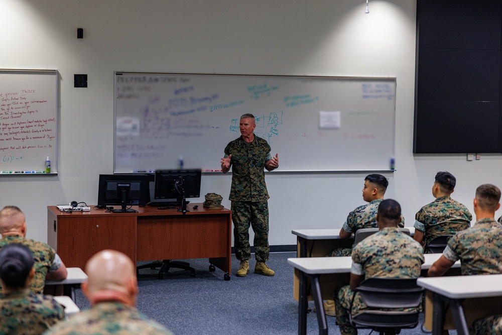 Commandant of the Marine Corps visits MCESG